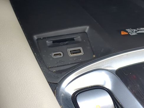 Used 2022 Buick Enclave Essence image 22