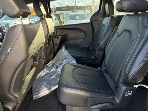 New 2026 Chrysler Pacifica Select image 6
