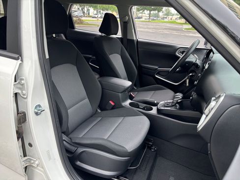 Used 2025 Kia Soul LX w/ LX Technology Package FWD image 31