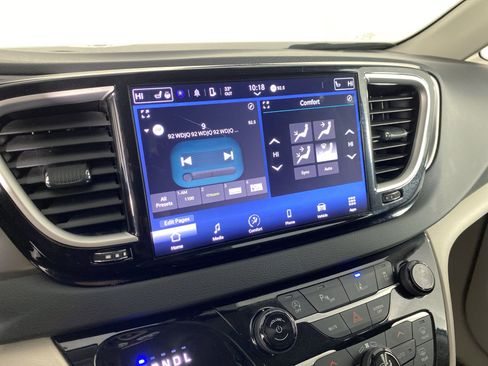 Used 2024 Chrysler Pacifica Touring-L image 28