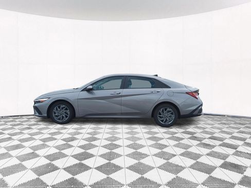 Used 2024 Hyundai Elantra SEL FWD image 2