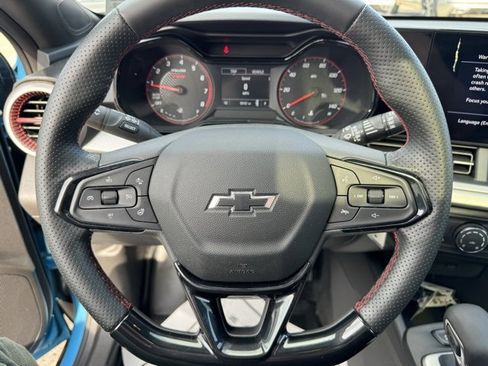 Used 2025 Chevrolet Trax RS w/ Sunroof Package image 17