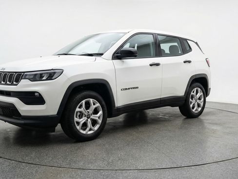 Used 2025 Jeep Compass Latitude AWD/4WD image 3