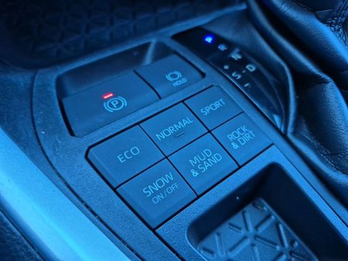 Used 2021 Toyota RAV4 XLE w/ Convenience Package image 26