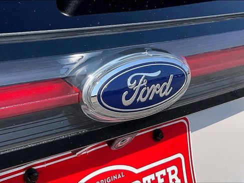 Used 2018 Ford Edge Titanium w/ Technology Package image 27