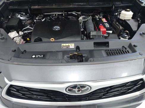 Used 2020 Toyota Highlander XLE AWD/4WD image 22