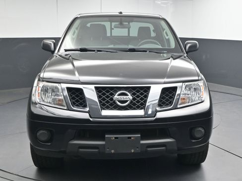 Used 2016 Nissan Frontier SV image 2