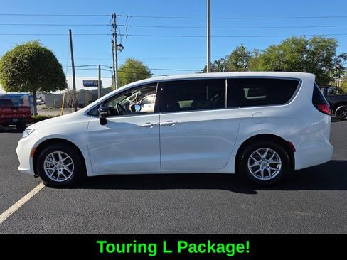 Used 2024 Chrysler Pacifica Touring-L FWD image 4
