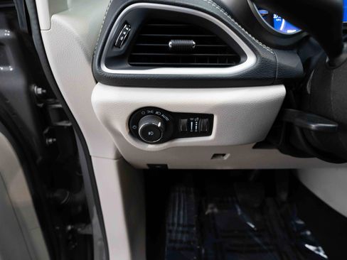 Used 2022 Chrysler Pacifica Touring-L w/ Uconnect Theater Family Group image 11