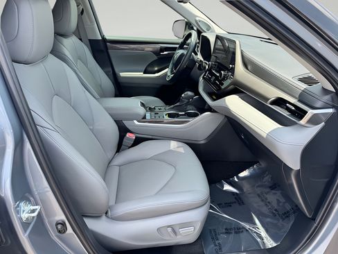 Used 2024 Toyota Highlander Limited AWD/4WD image 35