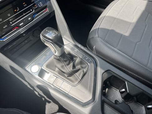 Certified 2025 Volkswagen Taos SE FWD image 22