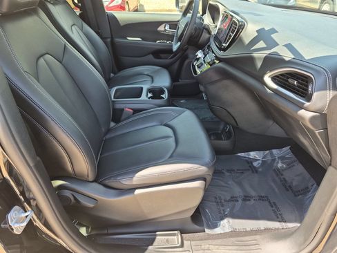 Used 2025 Chrysler Pacifica Select FWD image 31