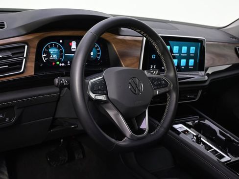 Used 2025 Volkswagen Atlas SE image 11