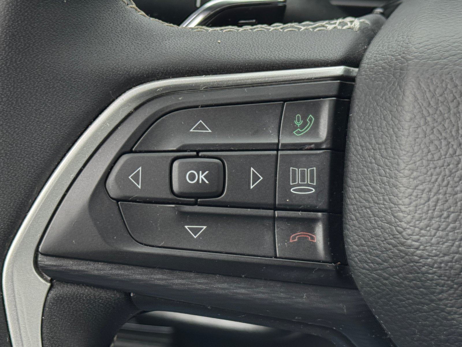 Used 2023 Jeep Grand Cherokee L Laredo w/ Luxury Tech Group I AWD/4WD image 28