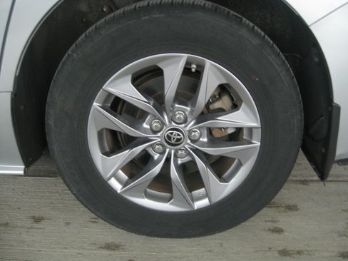 Used 2023 Toyota Sienna XLE image 29