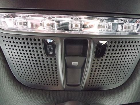 Used 2019 Mercedes-Benz GLC 300 4MATIC image 25