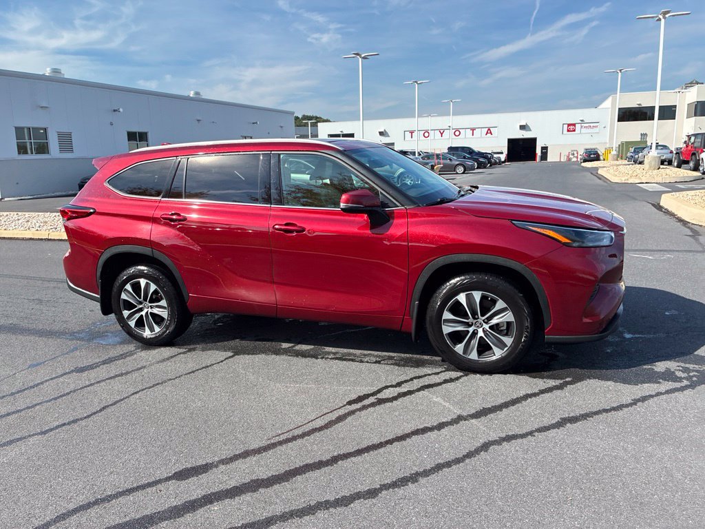Used 2022 Toyota Highlander XLE AWD/4WD image 3