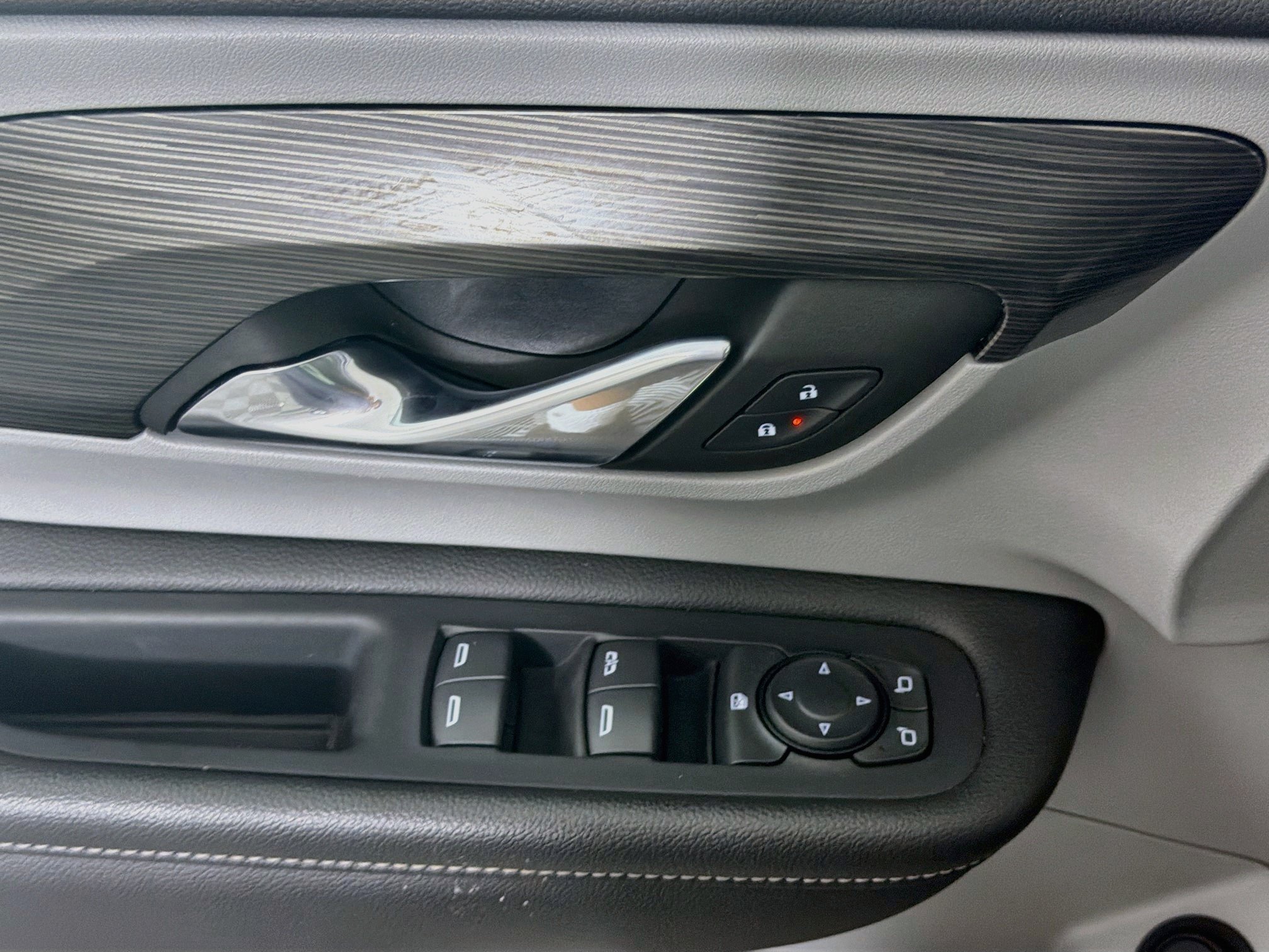 Used 2024 GMC Terrain SLE w/ Driver Convenience Package FWD image 15