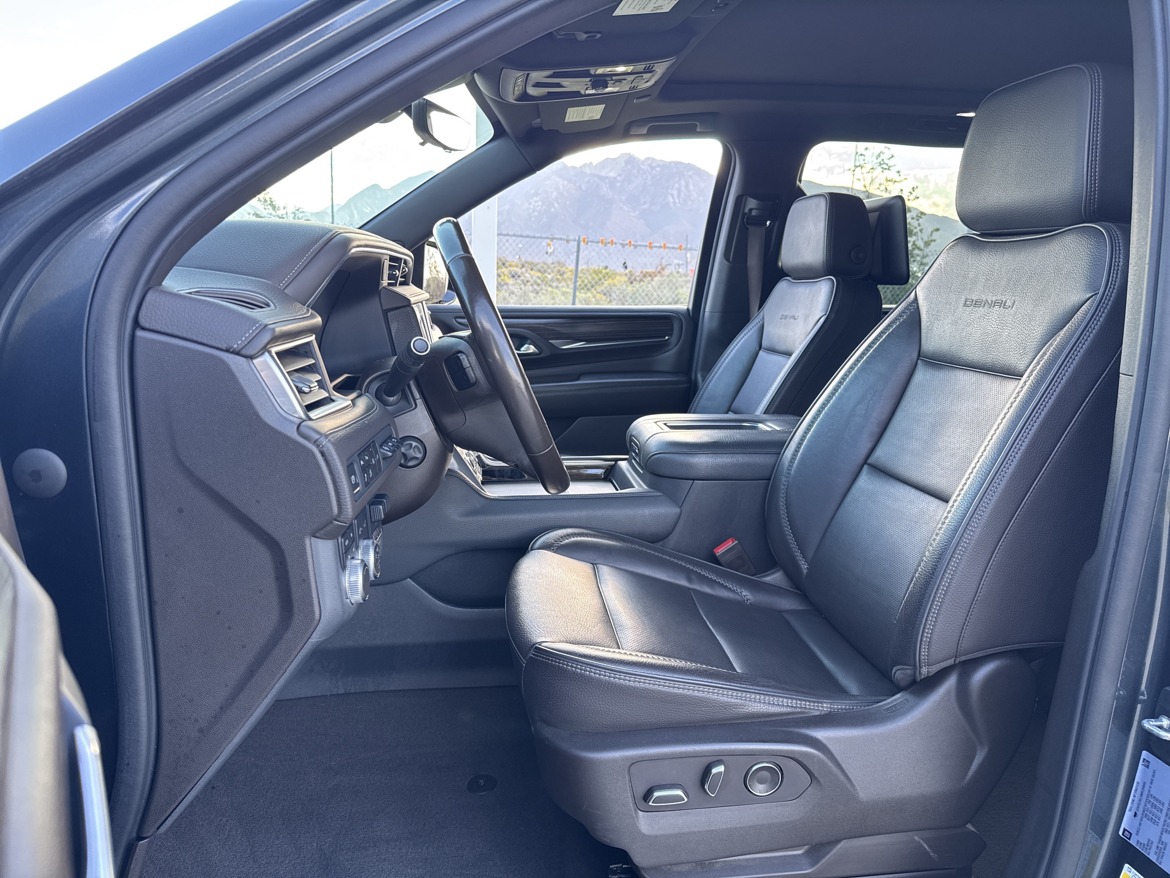 Used 2021 GMC Yukon XL Denali w/ Denali Premium Package AWD/4WD image 14