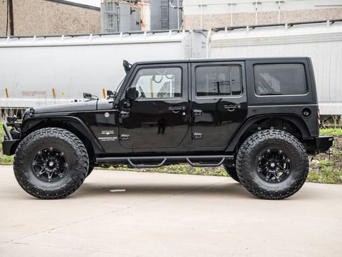 Used 2016 Jeep Wrangler Unlimited Sahara w/ Connectivity Group AWD/4WD image 39