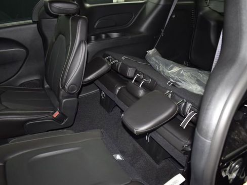 New 2025 Chrysler Pacifica Select image 30