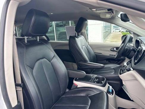 Used 2023 Chrysler Pacifica Touring-L FWD image 17