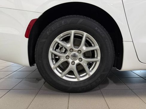 Used 2024 Chrysler Pacifica Touring-L FWD image 9
