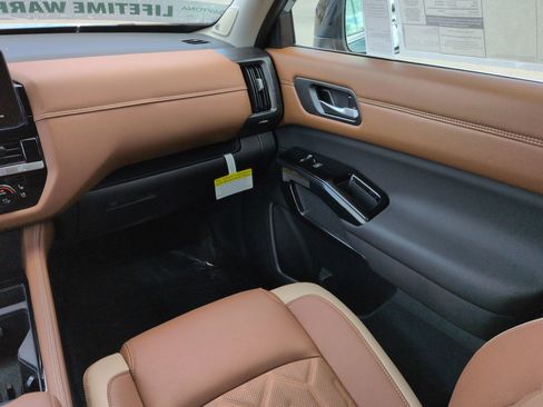 New 2026 Nissan Pathfinder Platinum image 19