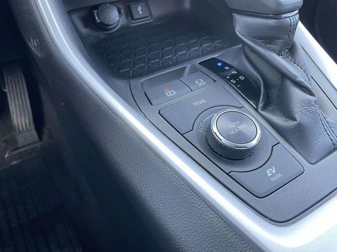 Used 2020 Toyota RAV4 LE image 39