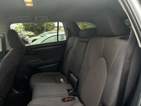 Used 2025 Toyota Highlander LE FWD image 27