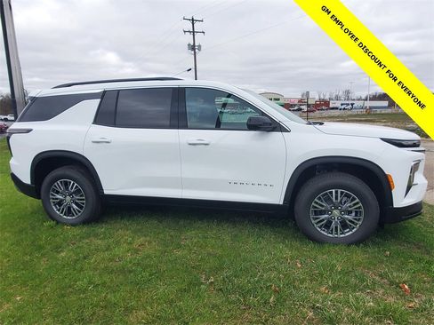 New 2025 Chevrolet Traverse LT w/ Driver Confidence Package image 4