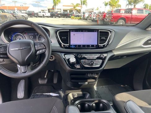 Used 2024 Chrysler Pacifica Touring FWD image 23