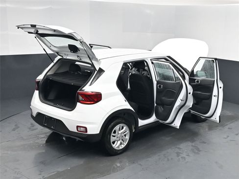 New 2025 Hyundai Venue SE image 18