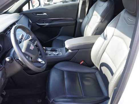 Used 2022 Cadillac XT4 Luxury w/ Cold Weather Package image 6