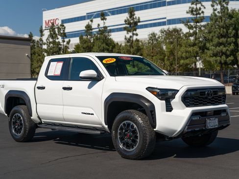 Certified 2025 Toyota Tacoma TRD Off-Road AWD/4WD image 5