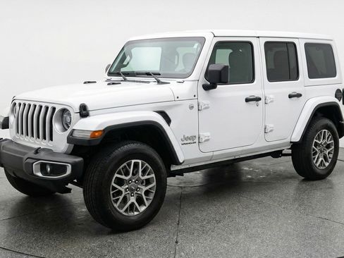 Used 2025 Jeep Wrangler Sahara image 3