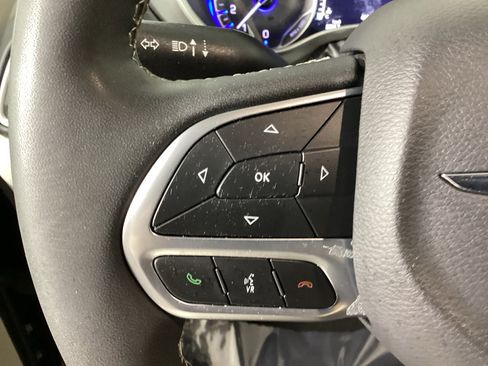 Used 2023 Chrysler Pacifica Touring-L FWD image 23