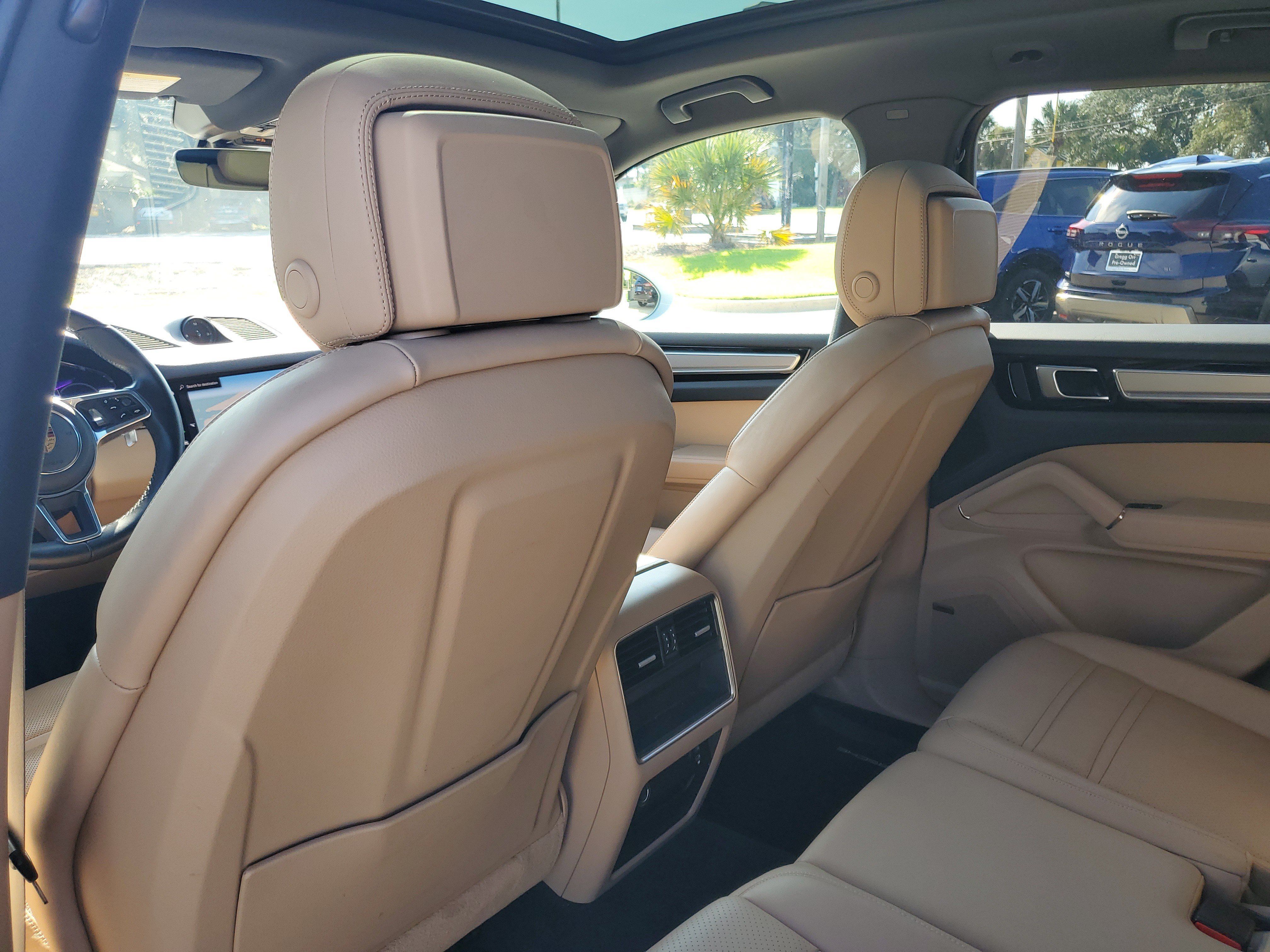 Used 2023 Porsche Cayenne Platinum Edition AWD/4WD image 29