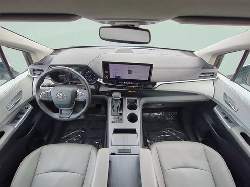 Used 2025 Toyota Sienna XLE FWD image 11