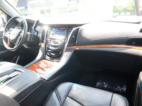 Used 2016 Cadillac Escalade Luxury AWD/4WD image 11
