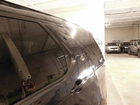 Used 2017 Land Rover Discovery HSE image 20