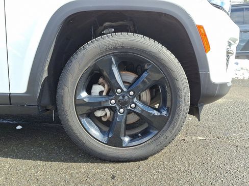 Used 2023 Jeep Grand Cherokee Limited w/ Black Appearance Package image 9