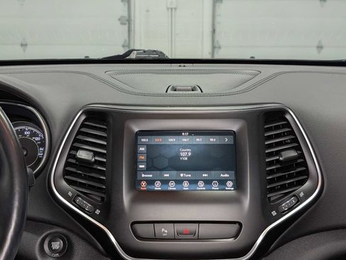 Used 2020 Jeep Cherokee Latitude Plus w/ Cold Weather Group image 15