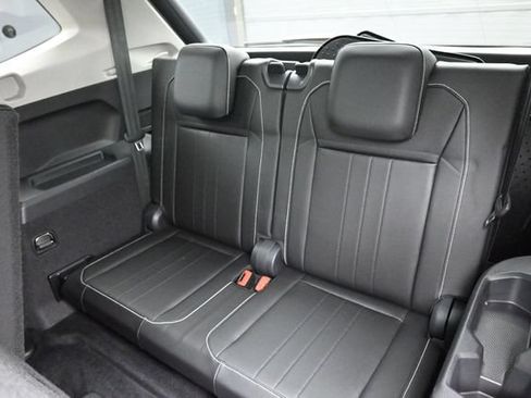 Used 2023 Volkswagen Tiguan SE w/ Panoramic Sunroof Package FWD image 30