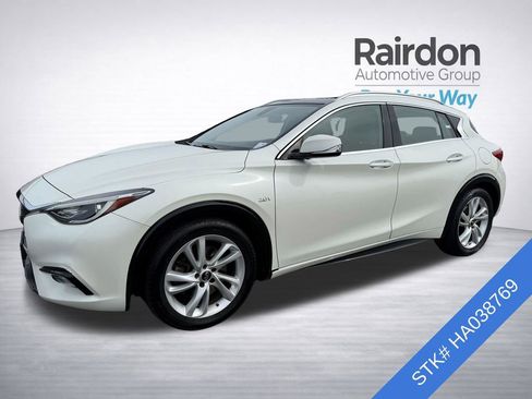 Used 2017 INFINITI QX30 Premium image 3