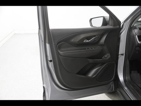 Used 2023 GMC Terrain SLE w/ Driver Convenience Package FWD image 4