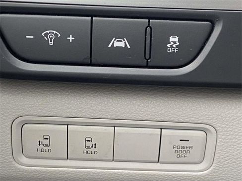 Used 2023 Kia Carnival LX image 15