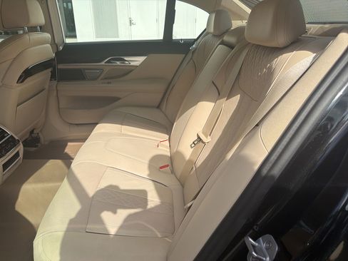 Used 2019 BMW 750i w/ Executive Package RWD image 7