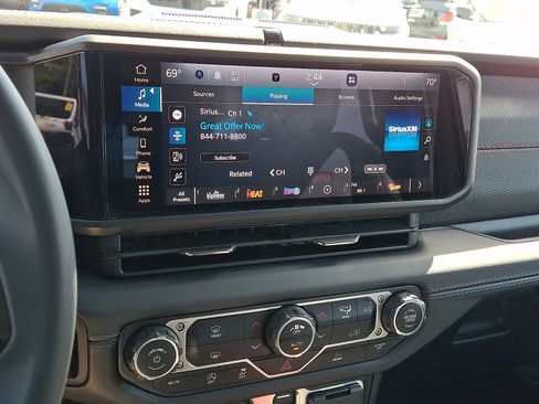 Used 2025 Jeep Wrangler Unlimited Rubicon image 16