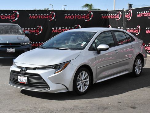Used 2025 Toyota Corolla LE w/ LE Premium Package FWD image 3